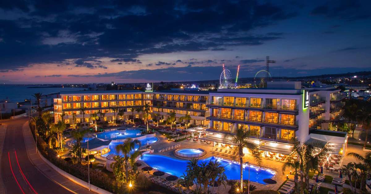 Een foto van het zwembad bij Faros Hotel