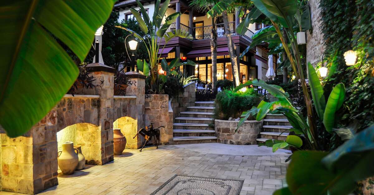 Een foto van de buitenkant van Tuvana Hotel