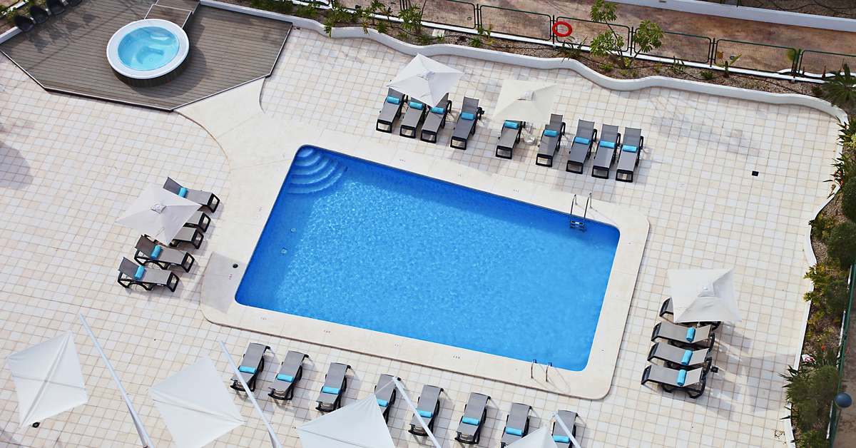 Een foto van het zwembad bij Flamingo Beach Resort