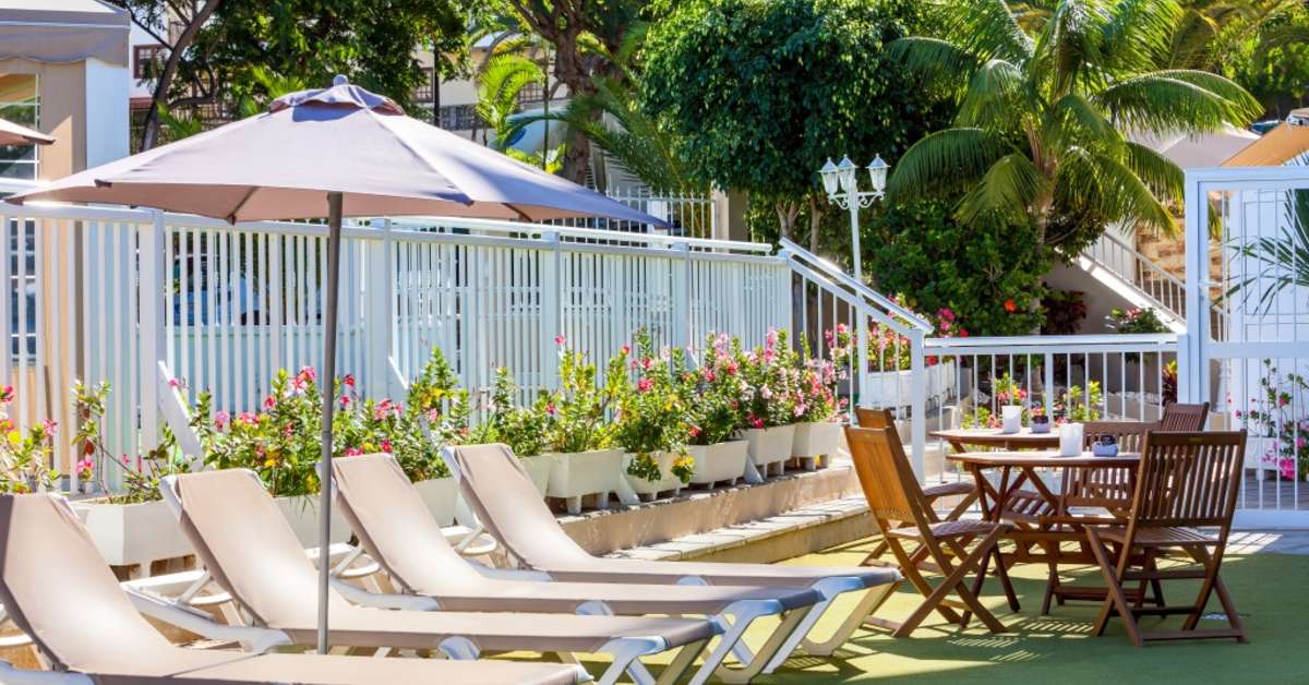 Een foto van het terras bij Aparthotel Dragos del Norte