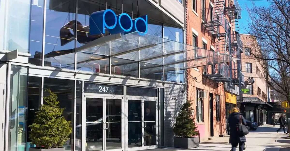 Een foto van de buitenkant van Pod Brooklyn Hotel