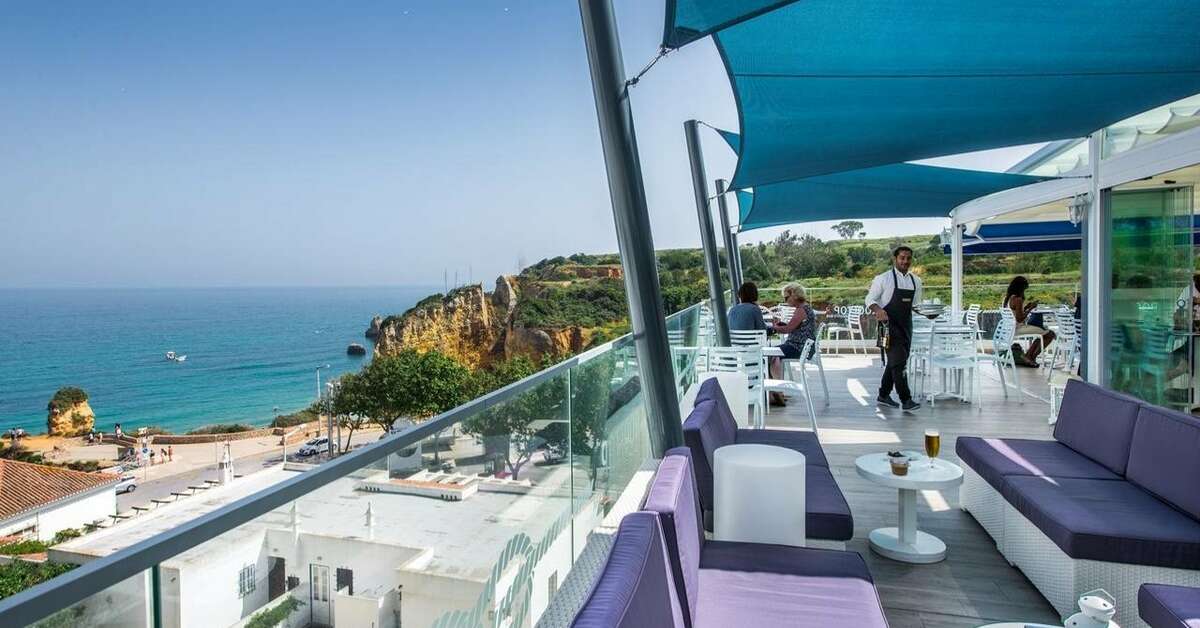 Een foto van het terras bij Carvi Beach Hotel