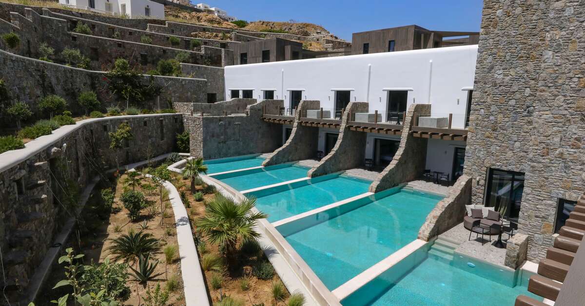 Een foto van het zwembad bij Aeonic Suites & Spa