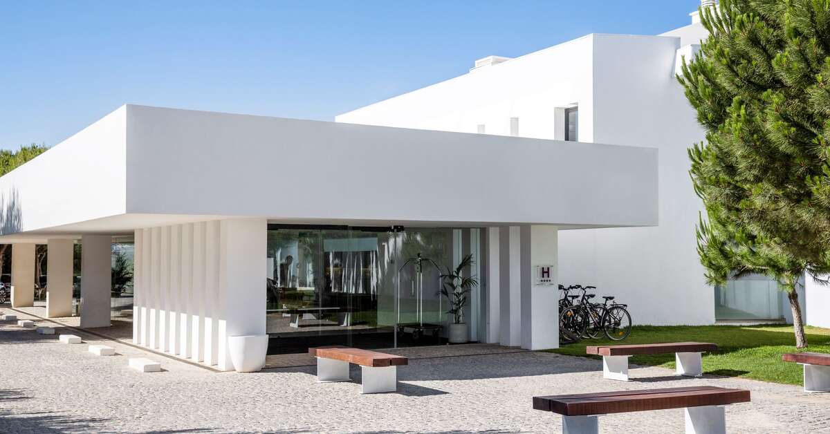 Ein Foto von der Außenansicht des Memmo Baleeira Hotel