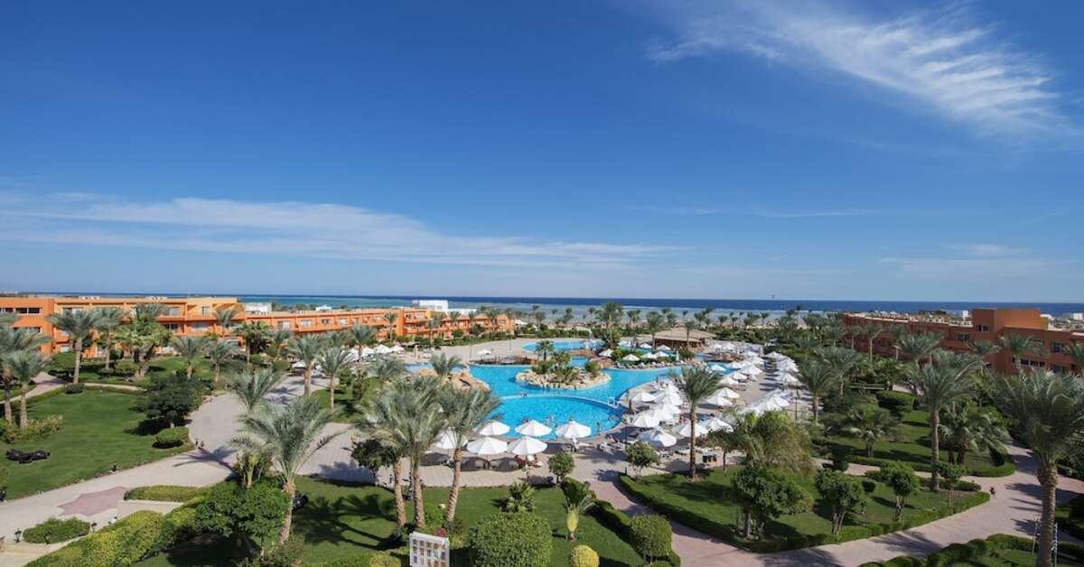Een foto van het zwembad bij Amwaj Oyoun Resort & Casino