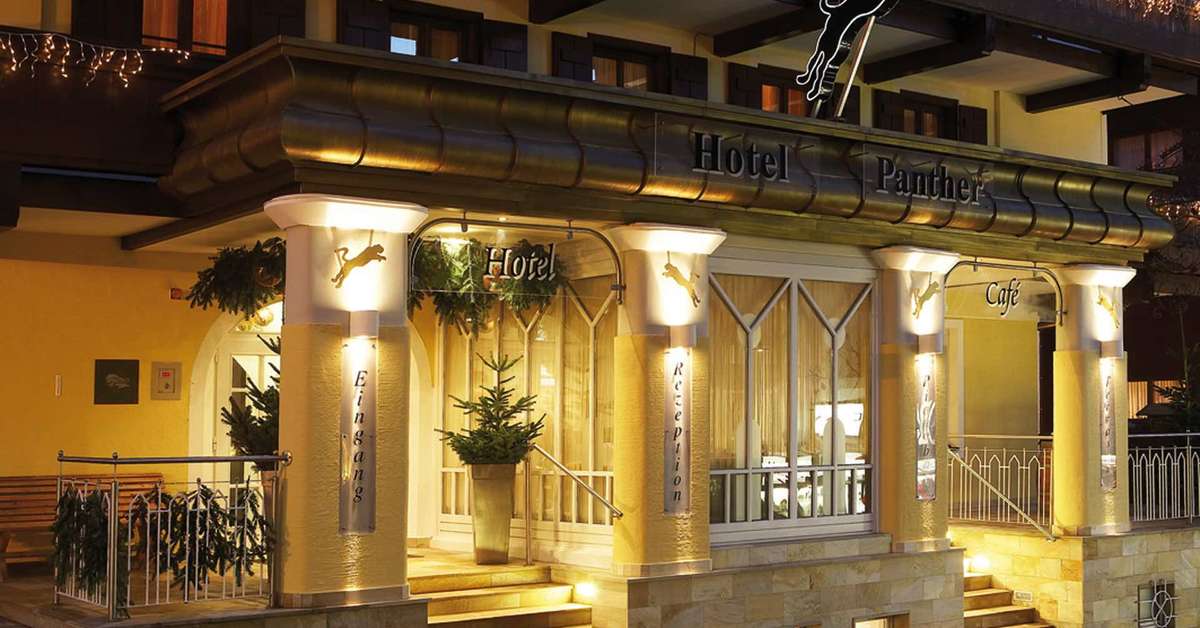 Een foto van de buitenkant van Hotel Panther