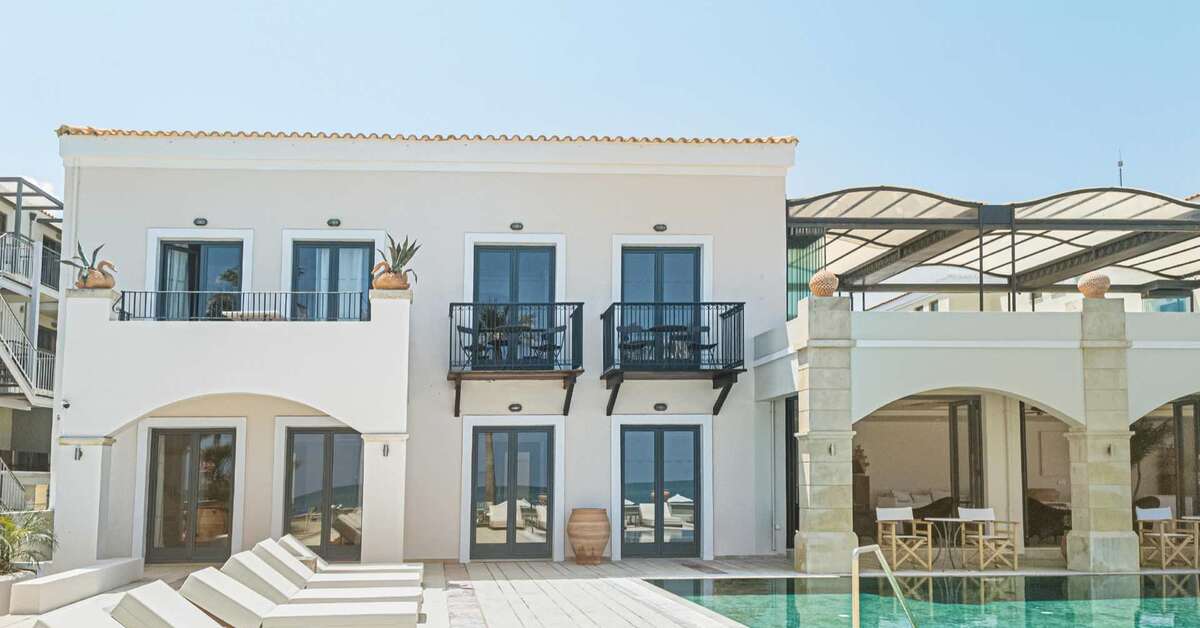 Ein Foto vom Pool im Grecotel Plaza Beach House