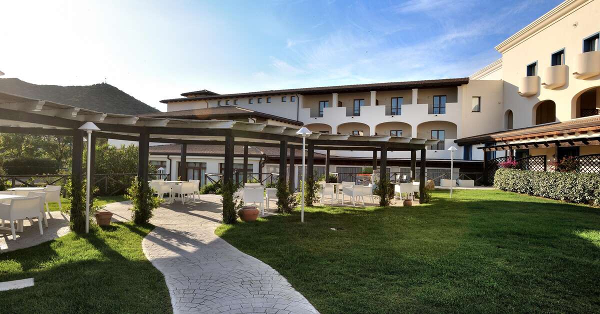 Een foto van de buitenkant van Cala della Torre Club Hotel