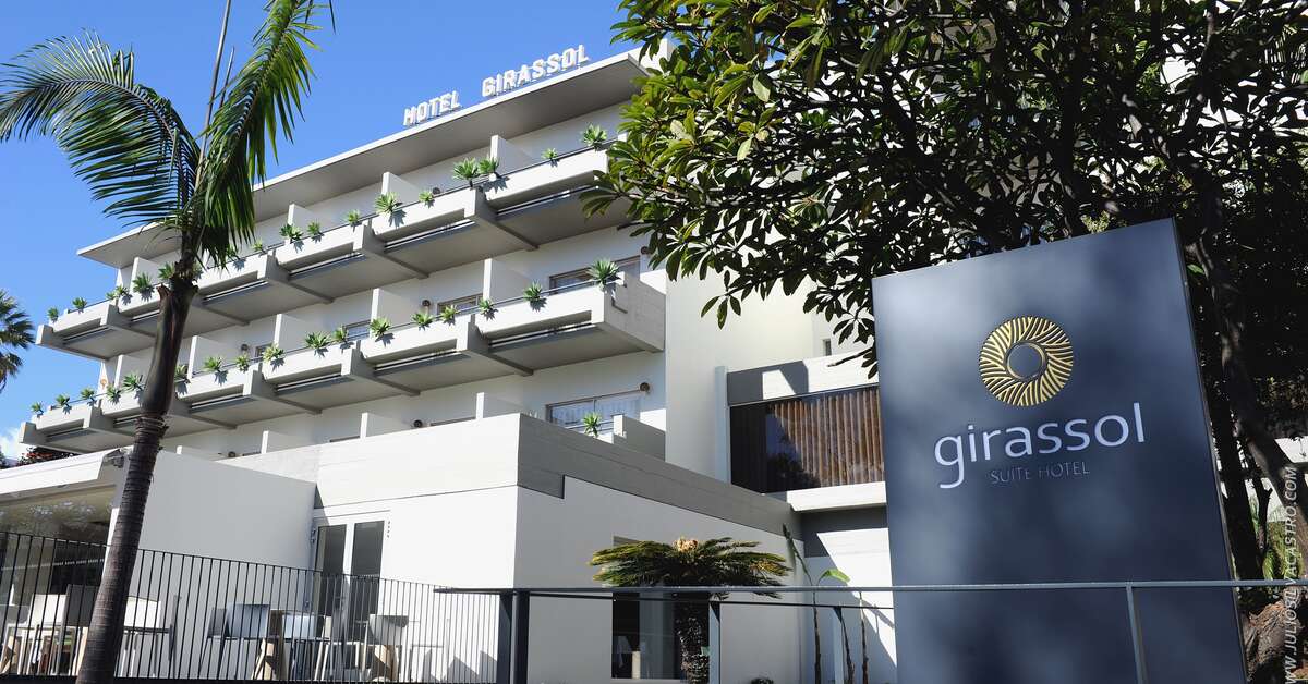 Een foto van de buitenkant van Girassol Hotel
