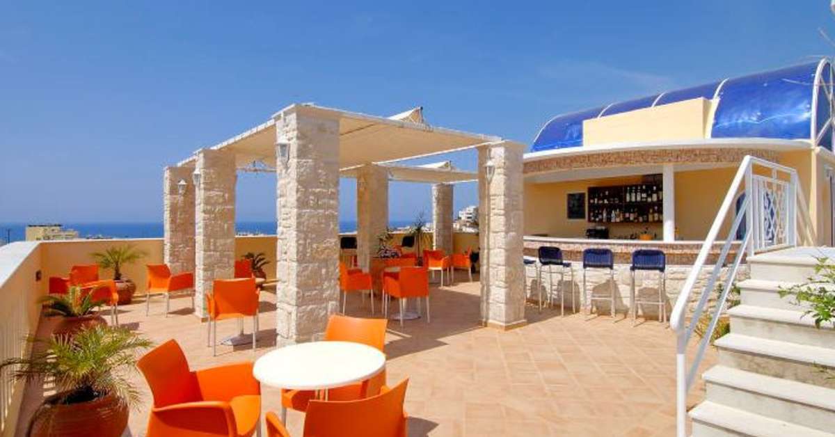 Een foto van het terras bij Hotel Porto Plakias