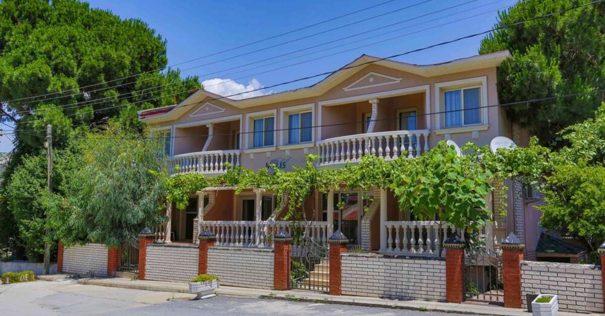 Een foto van de buitenkant van Melis Hotel