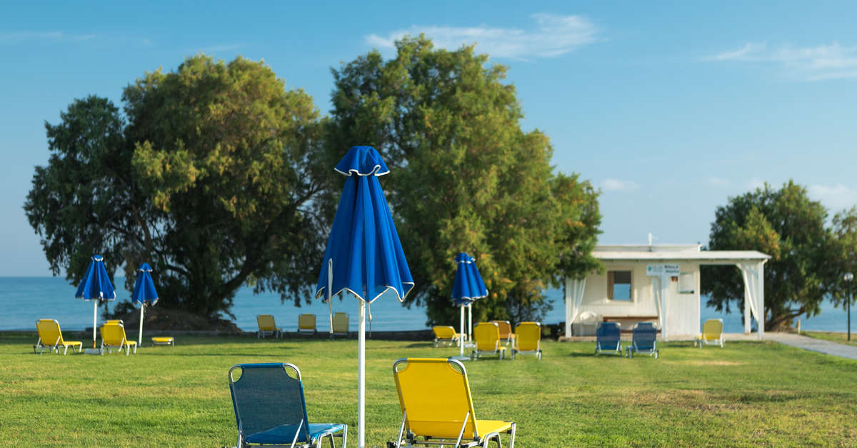 Een foto van het terras bij Aeolos Beach Hotel