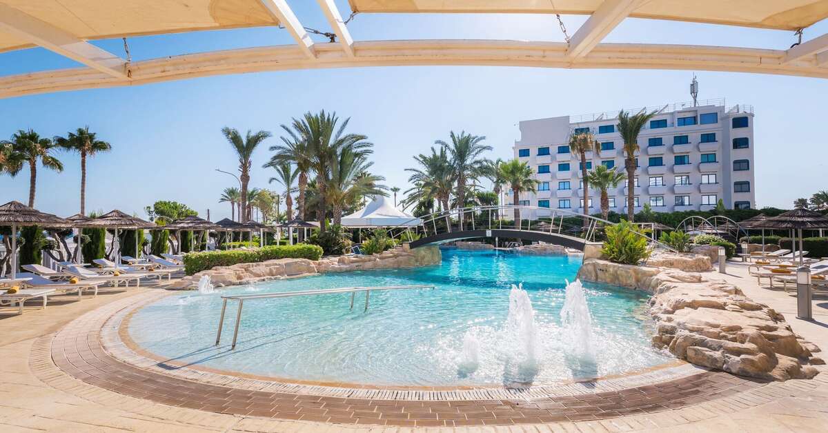 Een foto van het zwembad bij Tasia Maris Beach Hotel