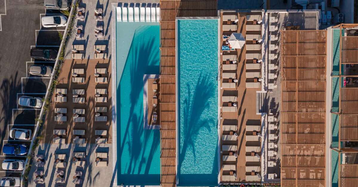 Ein Foto vom Pool im Georgioupolis Suites
