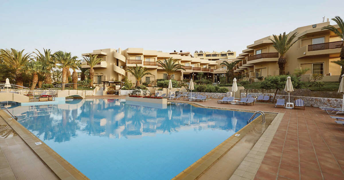 Een foto van het zwembad bij Giannoulis Santa Marina Beach