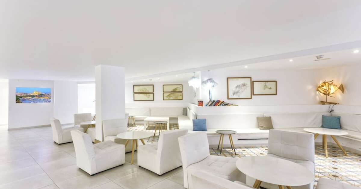 Ein Foto Fergus Style Cala Blanca Suites