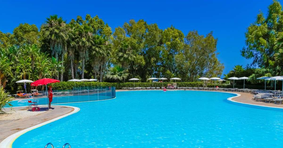 Een foto van het zwembad bij VOI Arenella Resort
