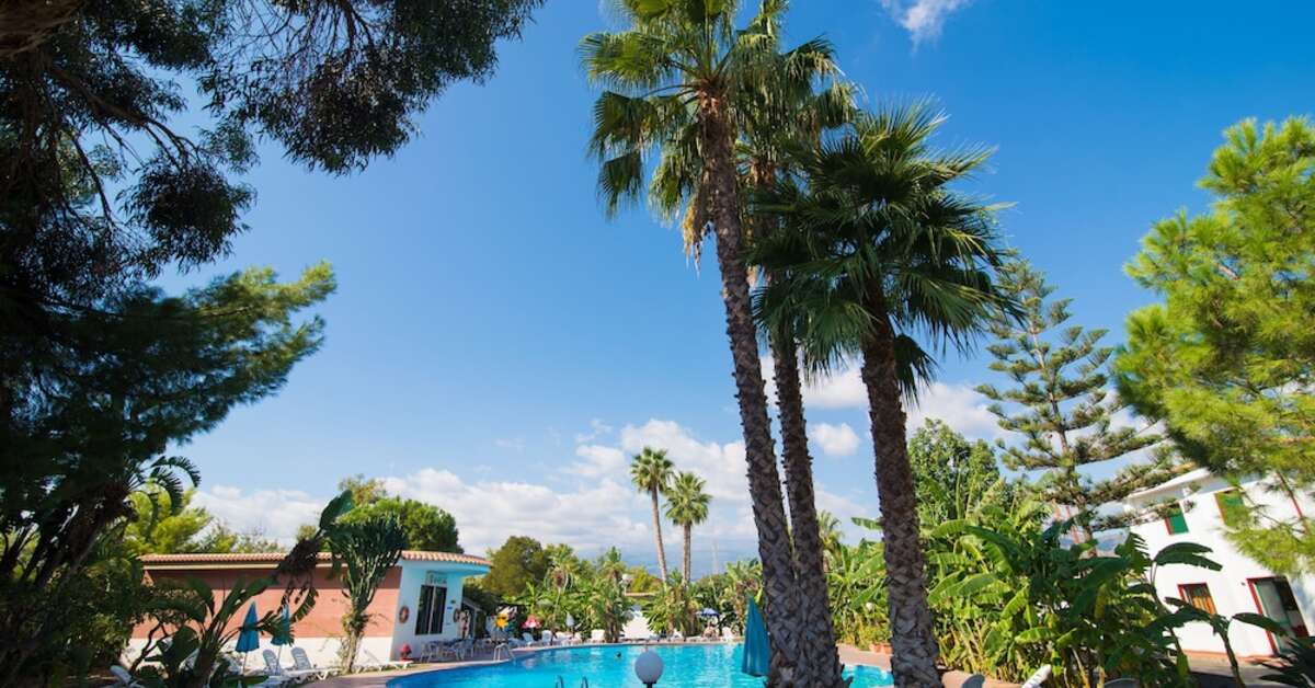 Ein Foto vom Pool im Villaggio Alkantara