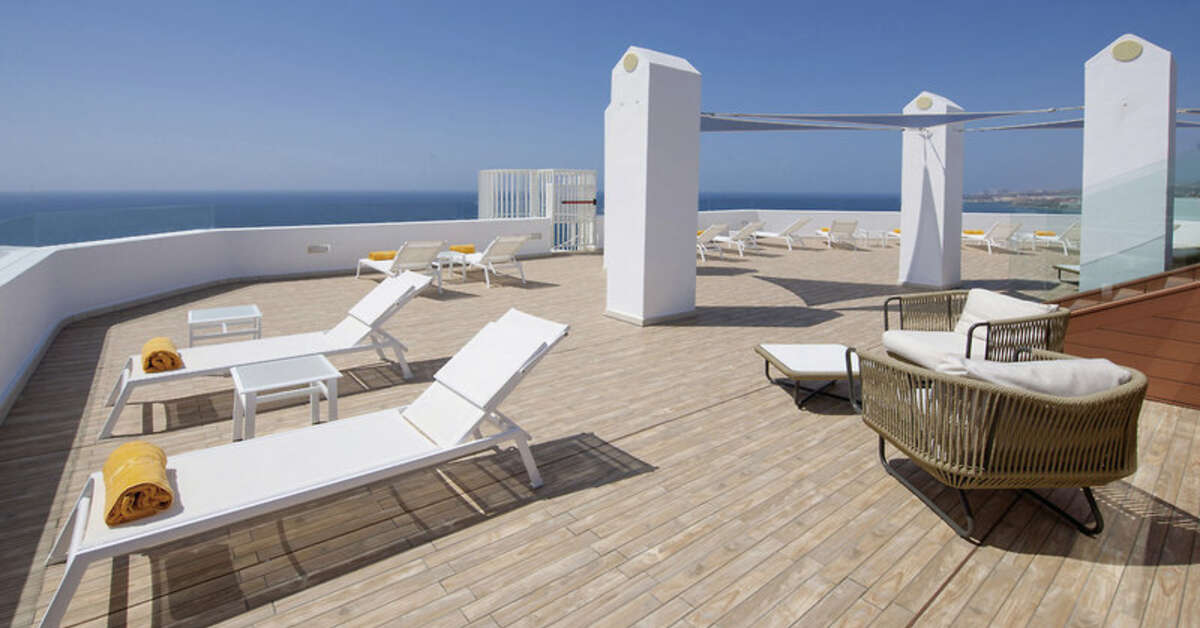 Een foto van het terras bij Iberostar Waves Bouganville Playa