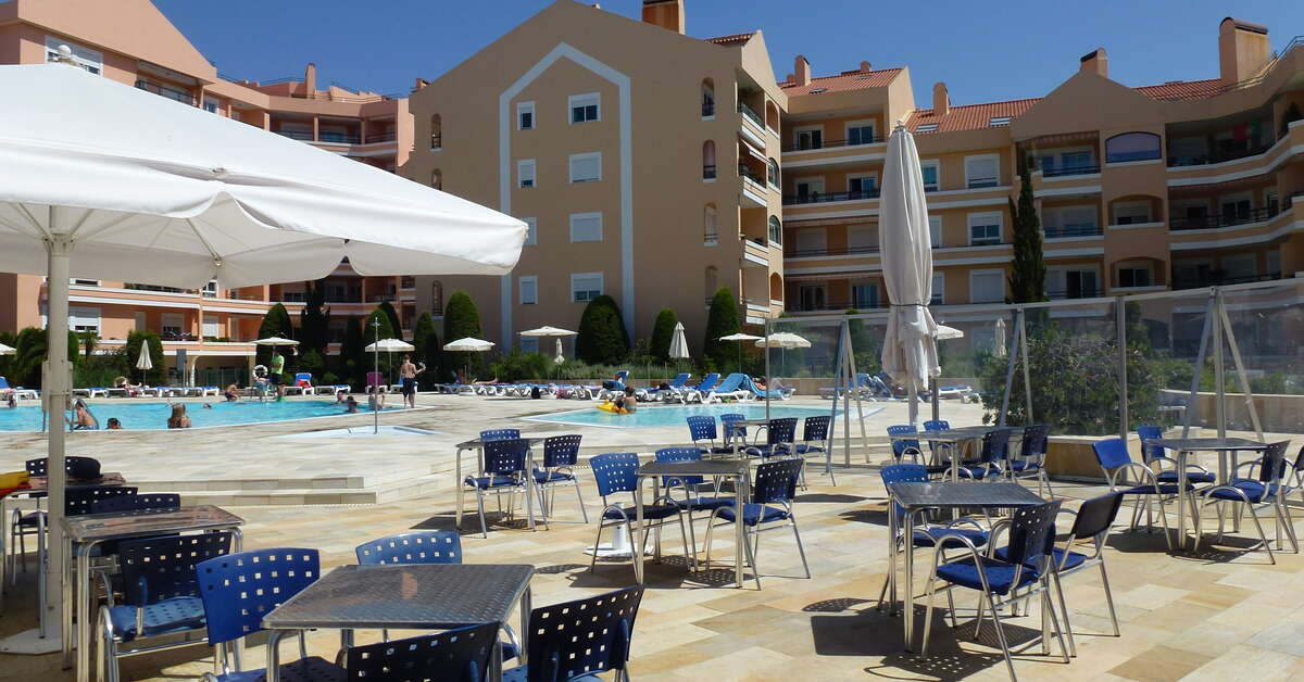 Een foto van het terras bij Hotel Riviera