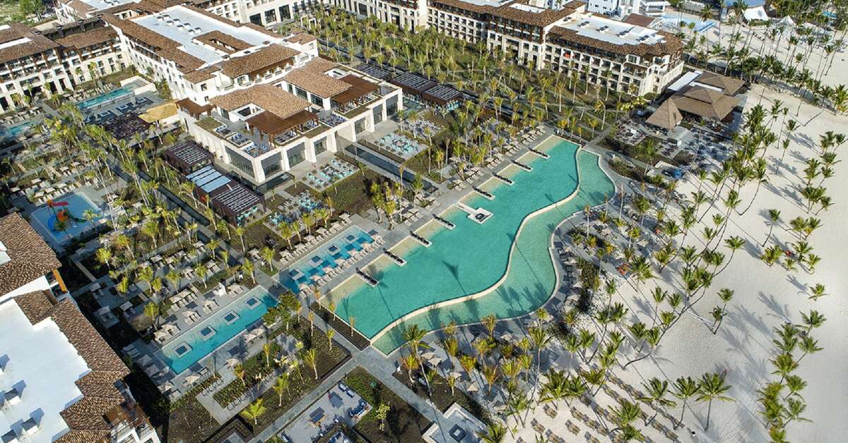 Ein Foto von der Außenansicht des Unique Club At Lopesan Costa Bavaro