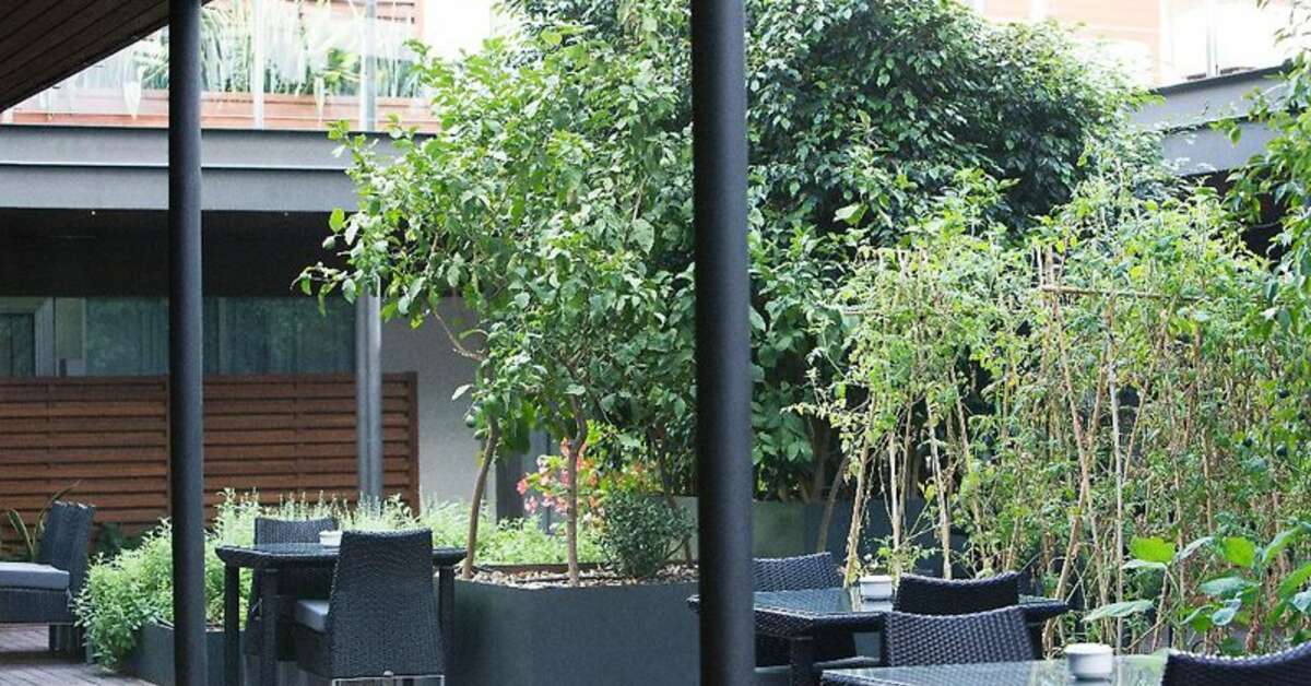 Een foto van het terras bij Hospes Palau de la Mar