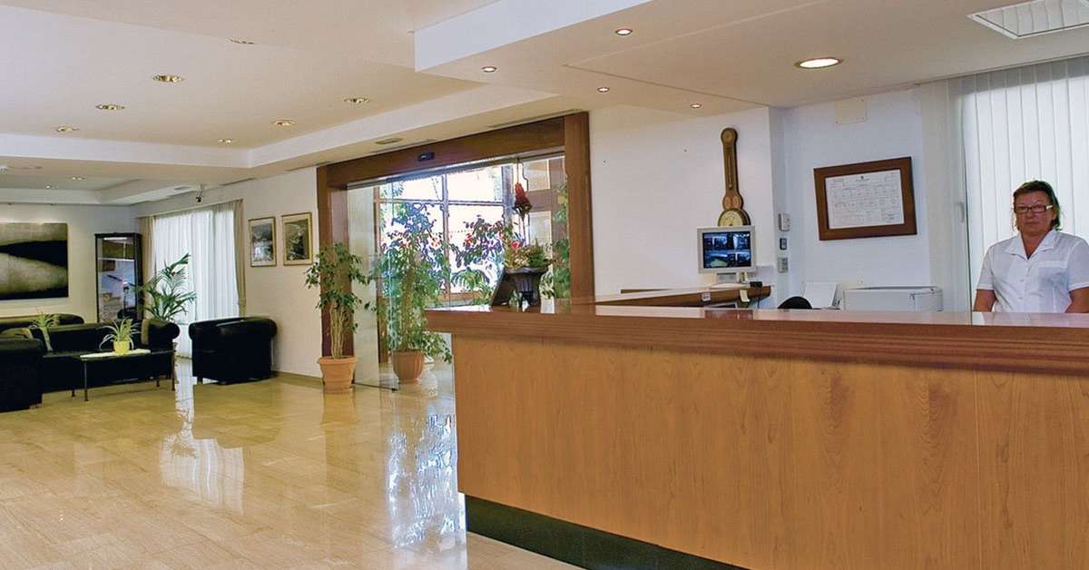 Een foto van het interieur van Caleia Talayot Spa Hotel