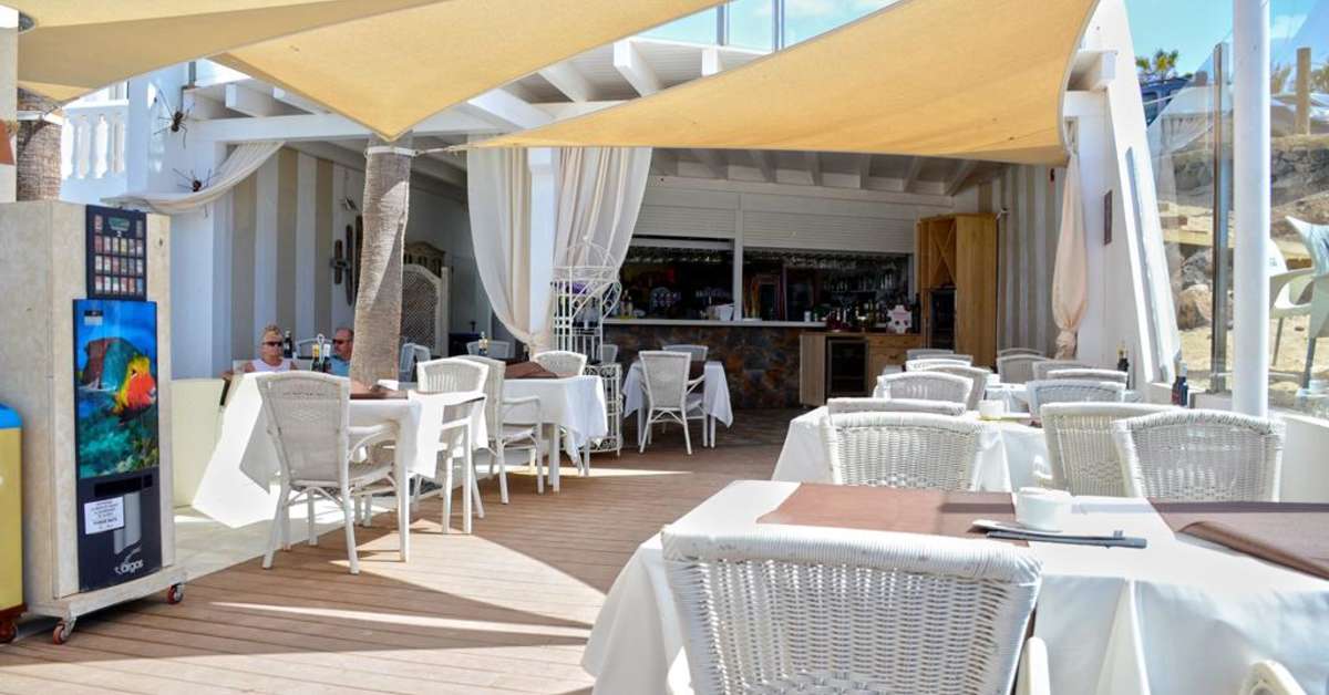 Een foto van het terras bij Galera Beach