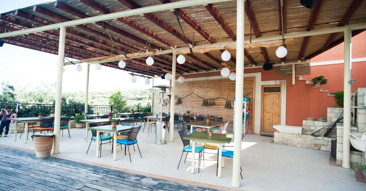 Een foto van het terras bij Katalagari Country Suites