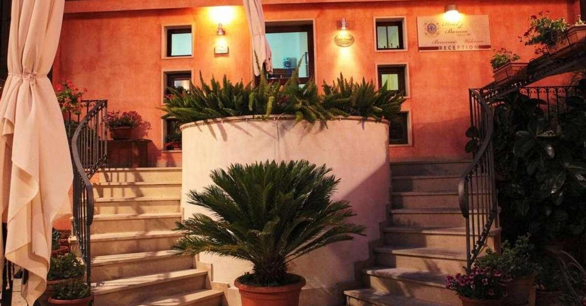 Een foto van de buitenkant van Hotel Il Barocco