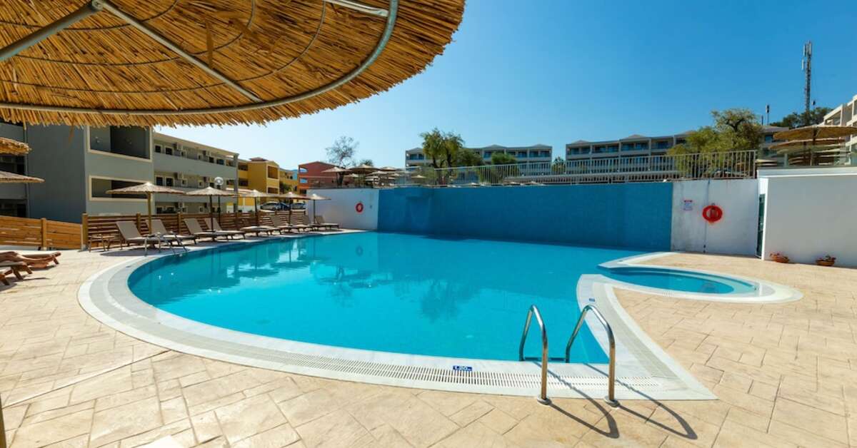 Een foto van het zwembad bij Aparthotel Robolla Beach