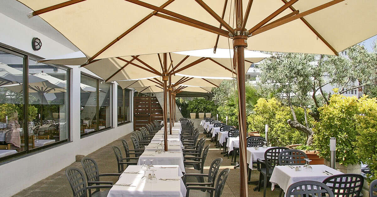 Een foto van het terras bij Hotel Gran Garbi