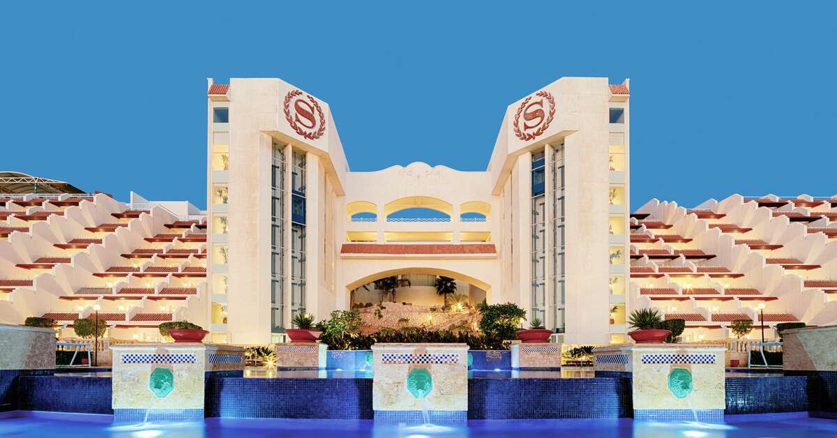 Ein Foto von der Außenansicht des Sheraton Sharm Resort Villas & Spa