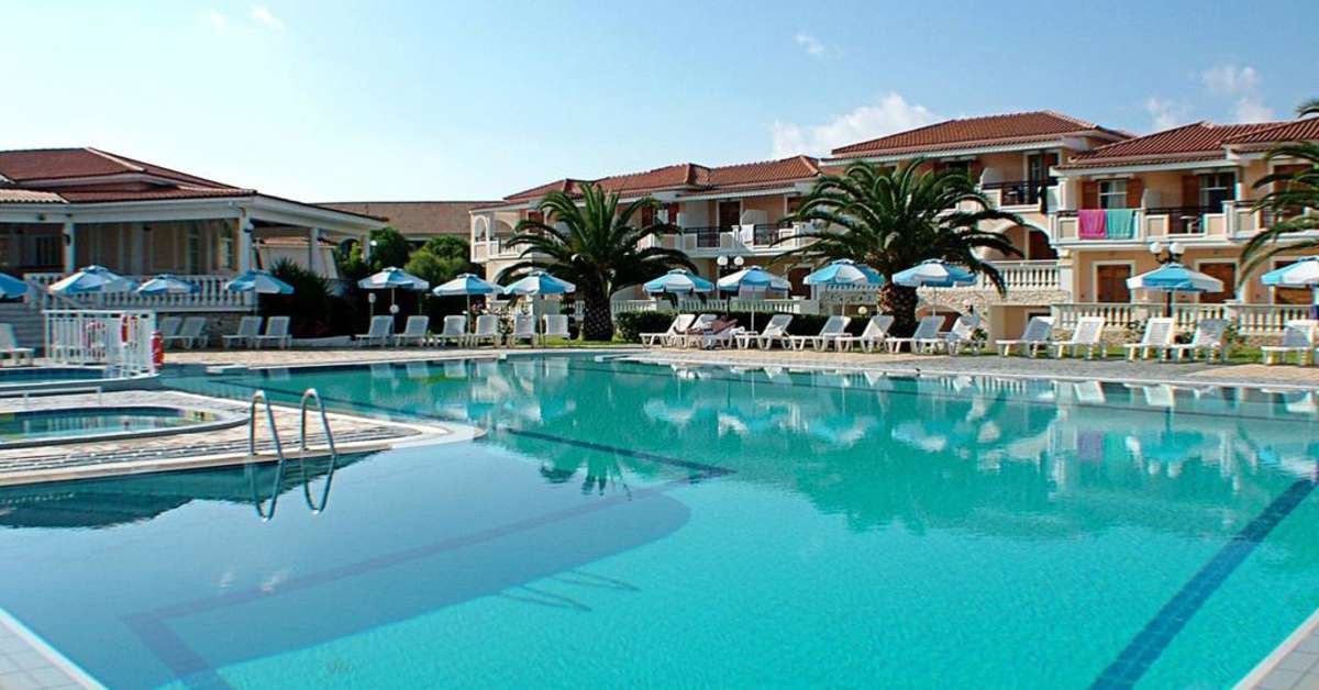 Ein Foto vom Pool im Golden Sun Hotel
