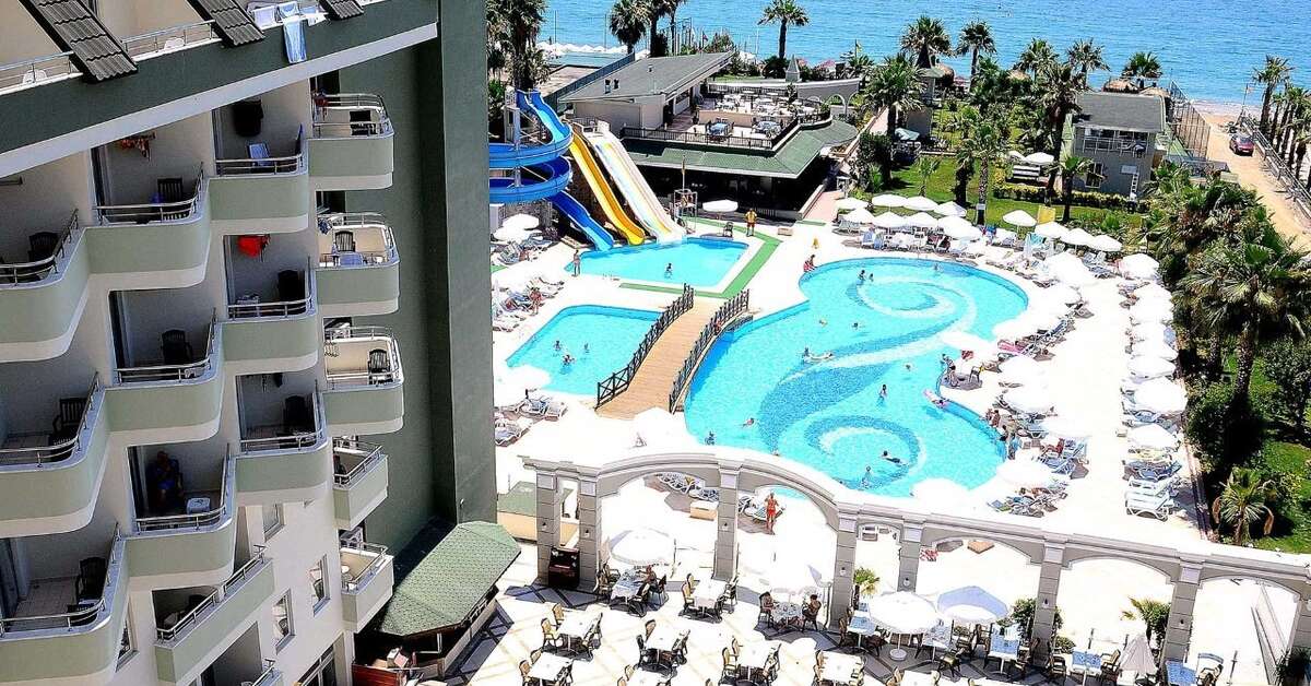Een foto van het zwembad bij Holiday Garden Resort