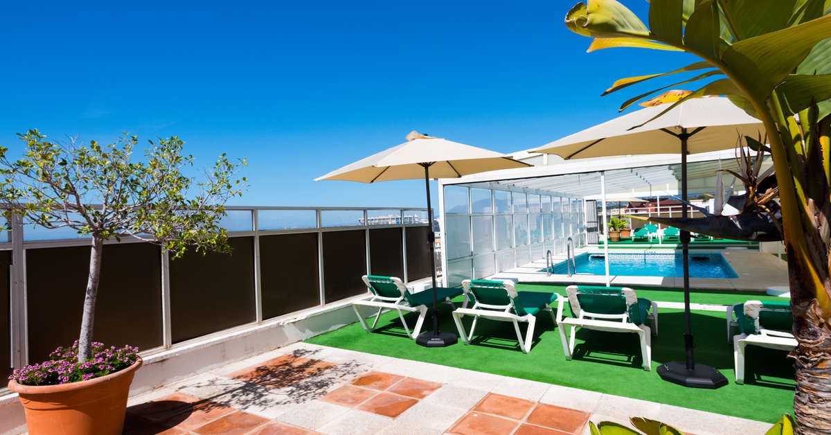 Een foto van het terras bij Hotel Monarque El Rodeo