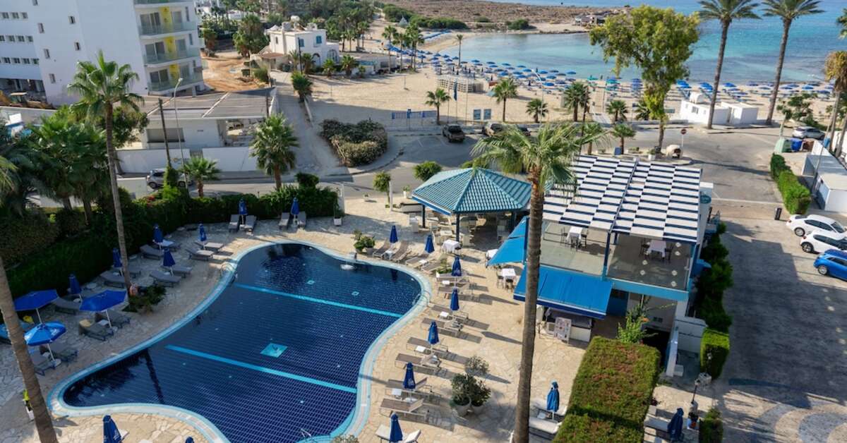 Een foto van het zwembad bij Anonymous Beach Hotel
