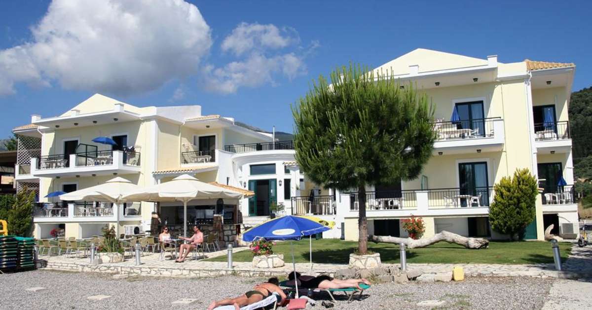 Een foto van de buitenkant van Madouri Hotel