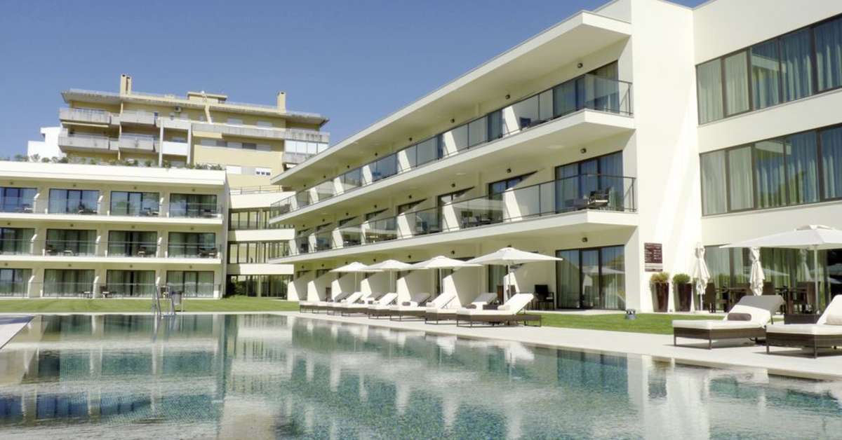 Een foto van het zwembad bij Vila Gale Collection Palacio dos Arcos