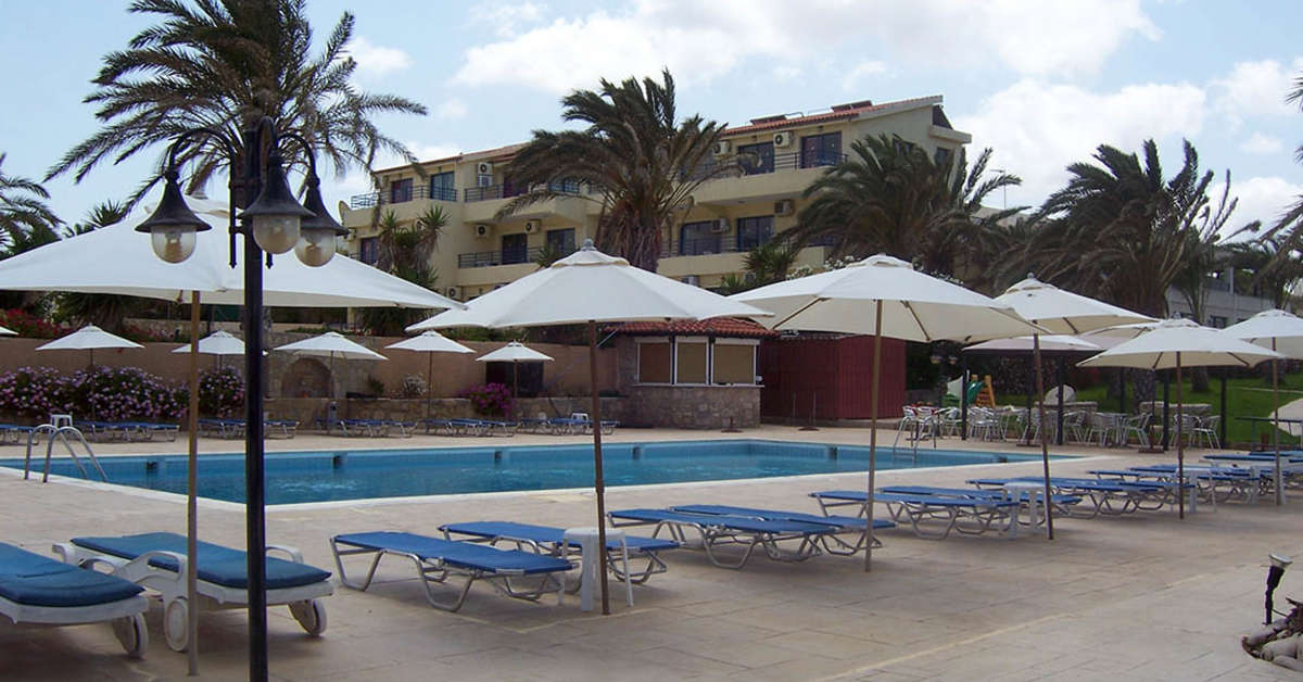 Een foto van het zwembad bij Vrachia Beach Hotel & Suites