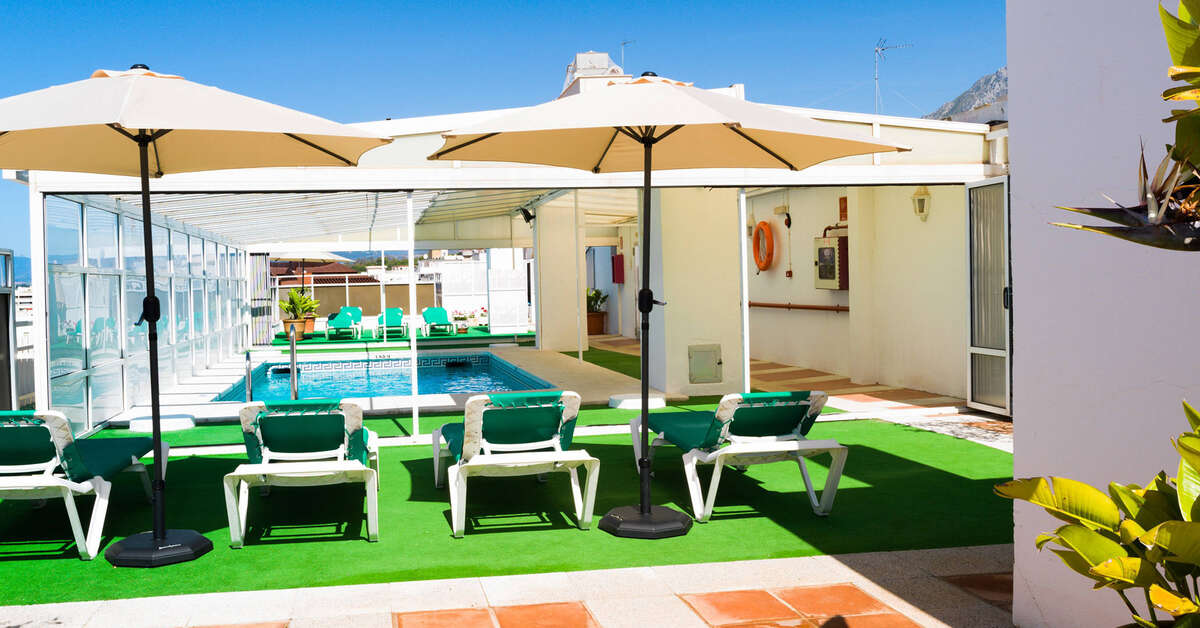 Een foto van de buitenkant van Hotel Monarque El Rodeo