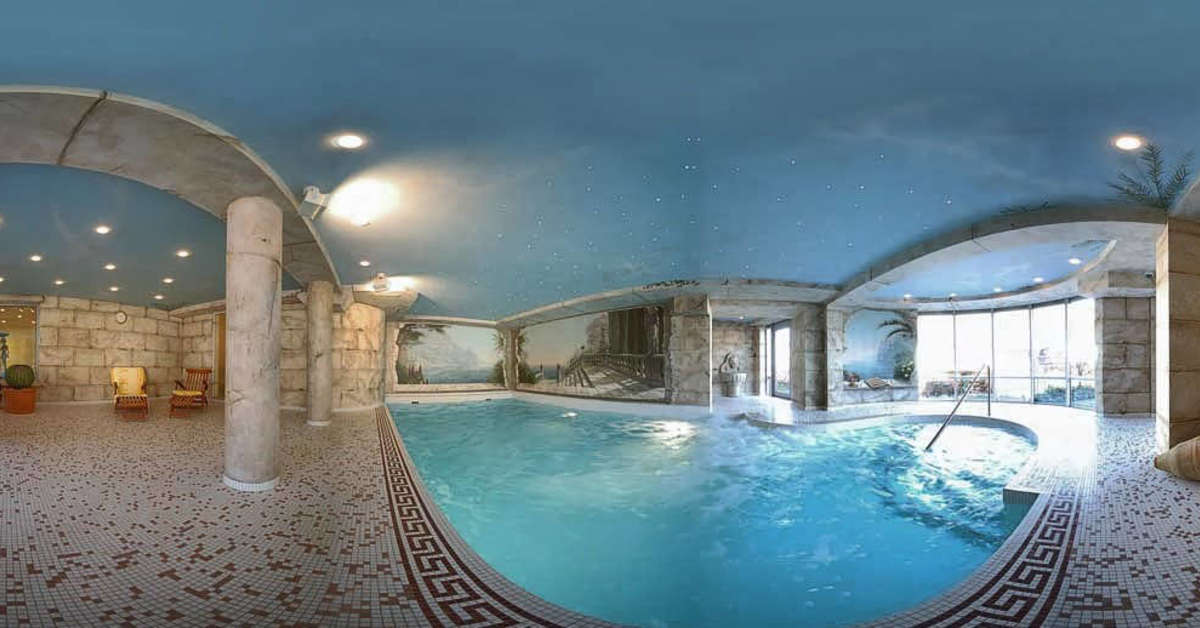 Een foto van het zwembad bij Moselromantik Hotel Panorama am Panoramabogen