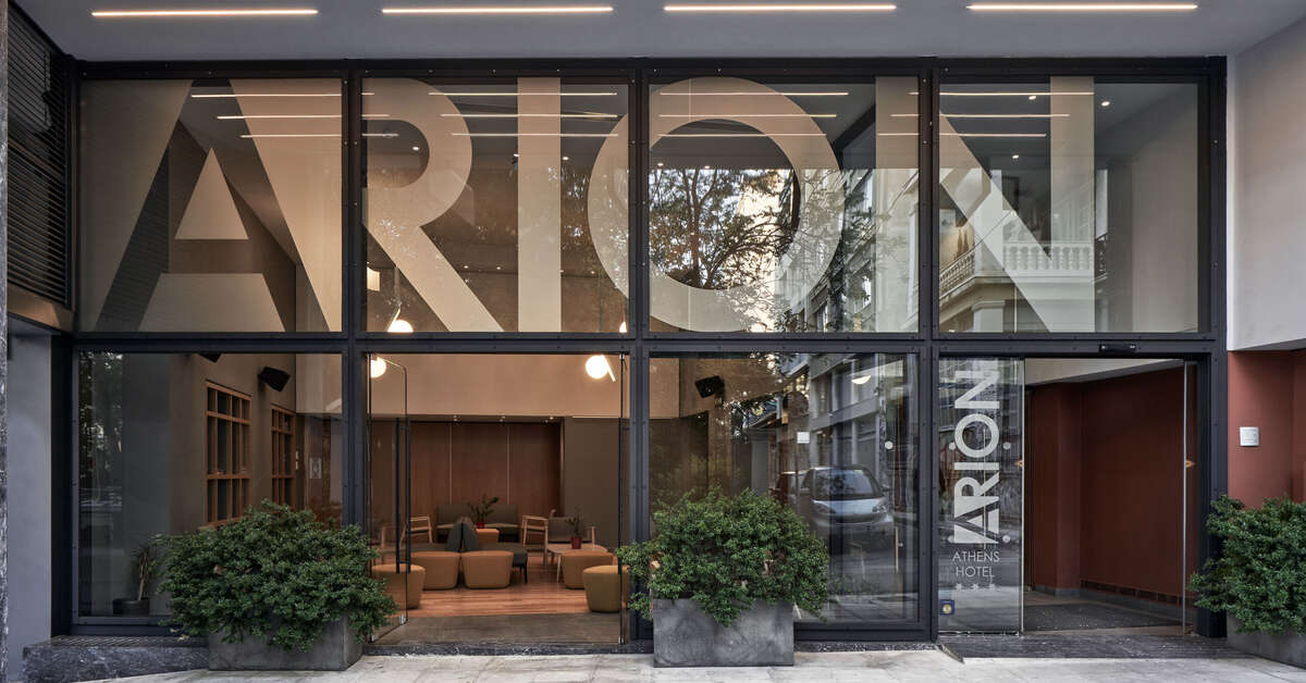 Een foto van de buitenkant van Arion Athens Hotel