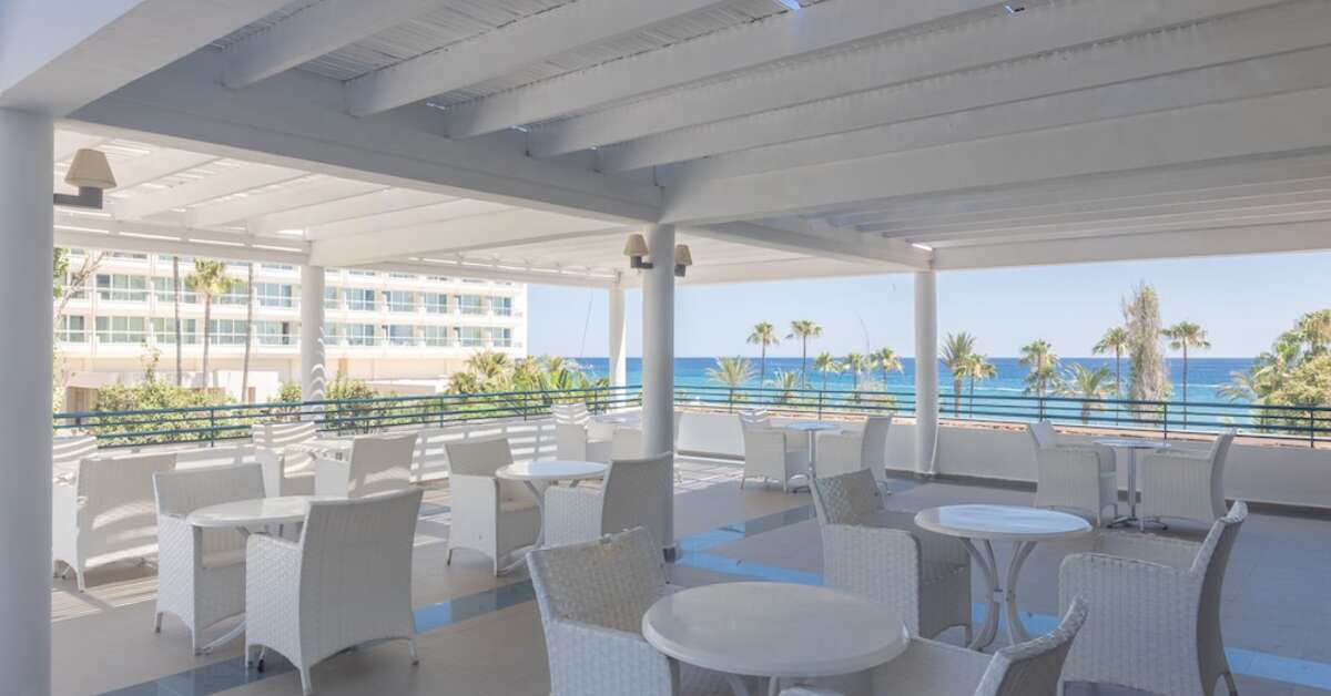 Ein Foto von der Terrasse im Iliada Beach Hotel