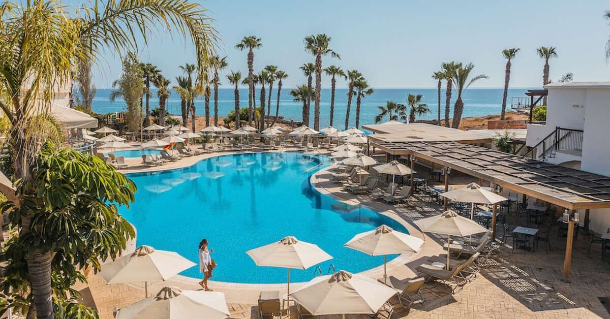 Een foto van het zwembad bij Louis Althea Beach