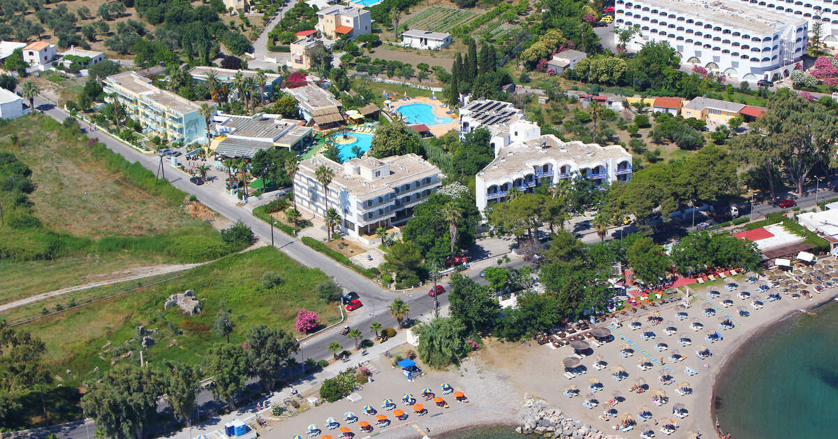 Een foto van de buitenkant van Theodorou Beach Hotel