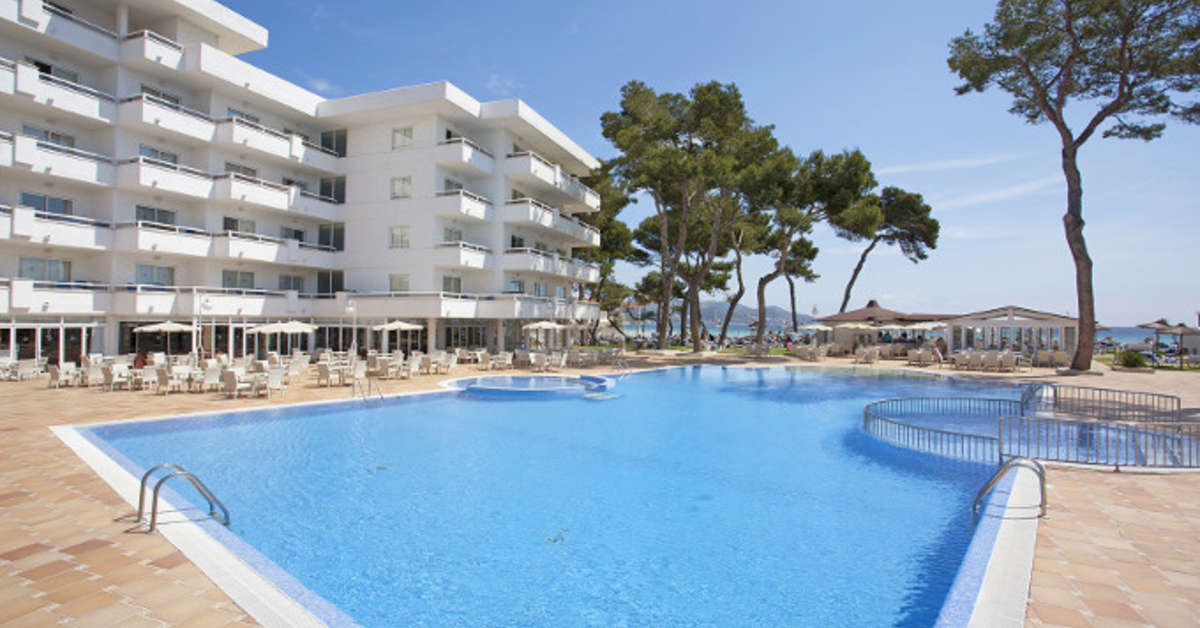 Een foto van het zwembad bij Grupotel Los Principes & Spa