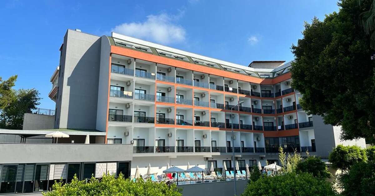 Een foto van de buitenkant van Side Golden Rock Hotel
