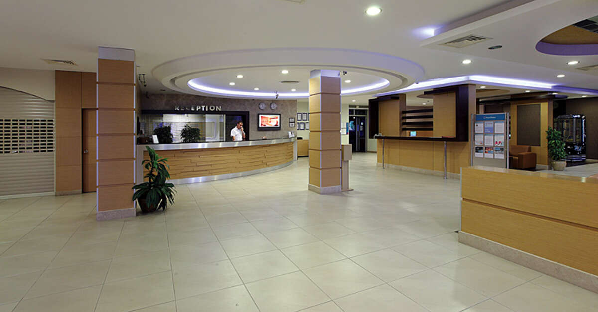 Een foto van het interieur van Julian Club Hotel