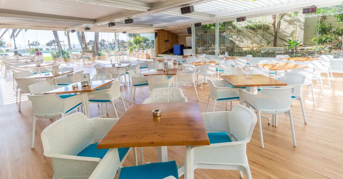 Een foto van het terras bij Hotel La Barracuda